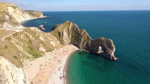Aerial view of Durdle Door limestone arch, United Kingdom. 스톡 동영상 318895169