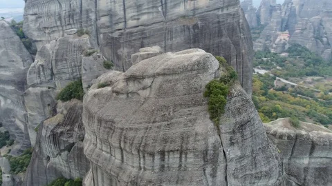 Aerial view. Dynamic flight between high beautiful rocks.  스톡 동영상 98872017