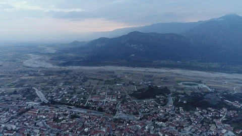 Aerial view. Dynamic flight over amazing high rocks and city in valley. Vidéo 98878094