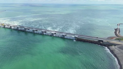 Aerial view of the Eastern Scheldt storm surge barrier showing Dutch coastal Vídeo Stock 338125763