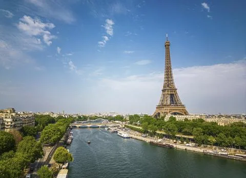 Aerial view of the Eiffel Tower in Paris, France on a beautiful summer day 스톡 사진