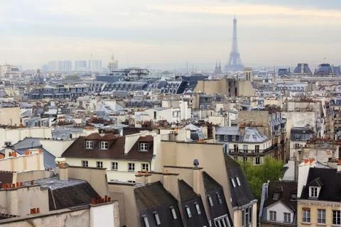 Aerial view of Eiffel tower on a rainy day over city line of Paris Foto stock