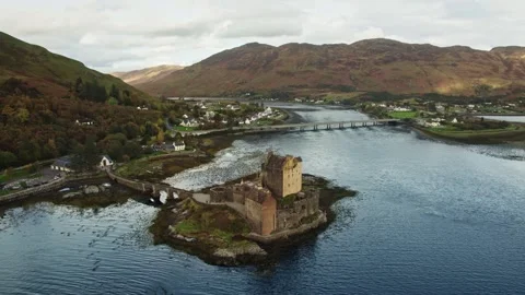 Aerial View of Eilean Donan Castle on Loch Duich Vídeo Stock 347169241