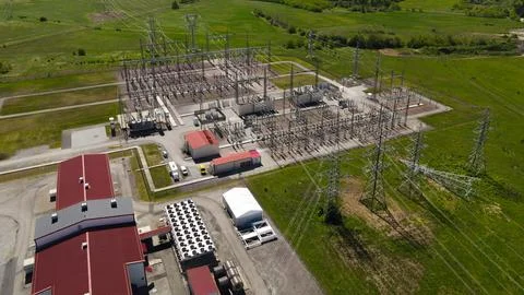 Aerial view electrical substation supporting AI data center Foto stock
