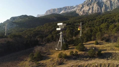 Aerial view on elevator in blue sky on mountain. The cable car Vídeos de archivo 102275751