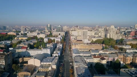 Aerial view of the empty Bogdan Khmelnytsky Street in Kyiv at dawn. 库存影片 167411262