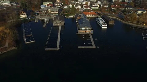 Aerial view of empty piers on lake Traunsee. Stock-Footage 129358801