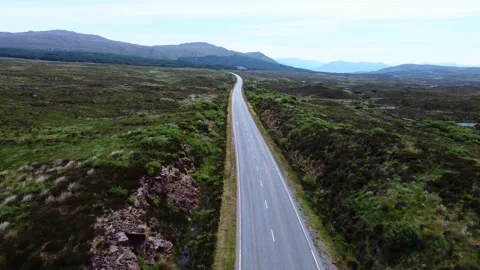 Aerial view of empty scenic road - Scotland - Highlands 库存影片 164923510
