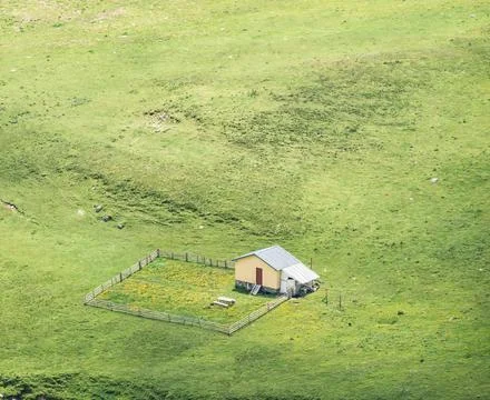 Aerial view with an empty sheepfold surrounded by fresh green pasture in Buce Foto stock
