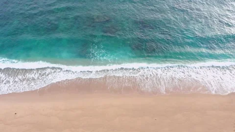 Aerial View of Empty White Sand Tropical Beach With Waves Arriving from Above 스톡 동영상 341877965