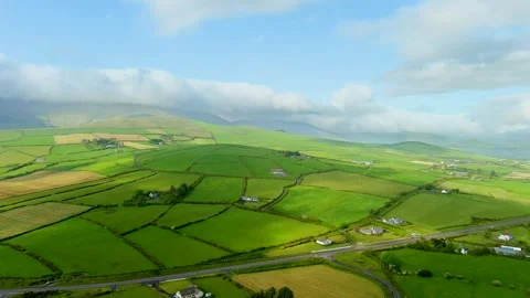 Aerial view of endless lush pastures and farmlands of Ireland's Dingle Peninsula Vídeos de archivo 244963272