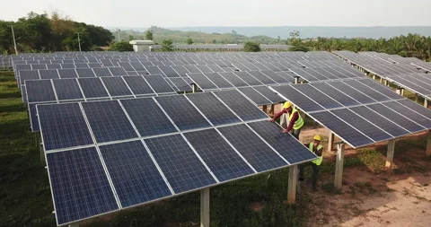 Aerial view engineers or operators are checking the solar panel. Vídeo Stock 131474006