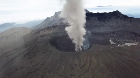 The aerial view of erupting Mt. Aso in Kagoshima, Japan, October 2019. Vídeos de archivo 117280085