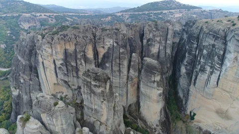 Aerial view. Exciting dynamic flight between high beautiful rocks. 動画素材 98867836