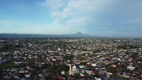 Aerial view expansive cityscape with distant mountains under cloudy sky Video stock 337701715