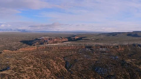Aerial view of expansive high desert canyon landscape with snow dusted plat.. Vídeos de archivo 337806188