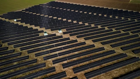 Aerial view of expansive solar panel field showcasing rows of solar panels 库存影片 336066953