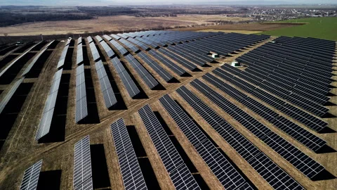 Aerial view of expansive solar panel farm with rows of photovoltaic panels 스톡 동영상 336745887