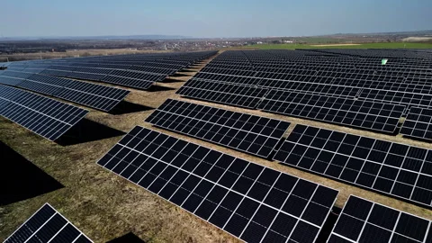 Aerial view of expansive solar panel field with rows of photovoltaic modules 库存影片 336746362