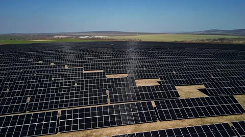 Aerial view of expansive solar panel field with rows of black photovoltaic 库存影片 336746719