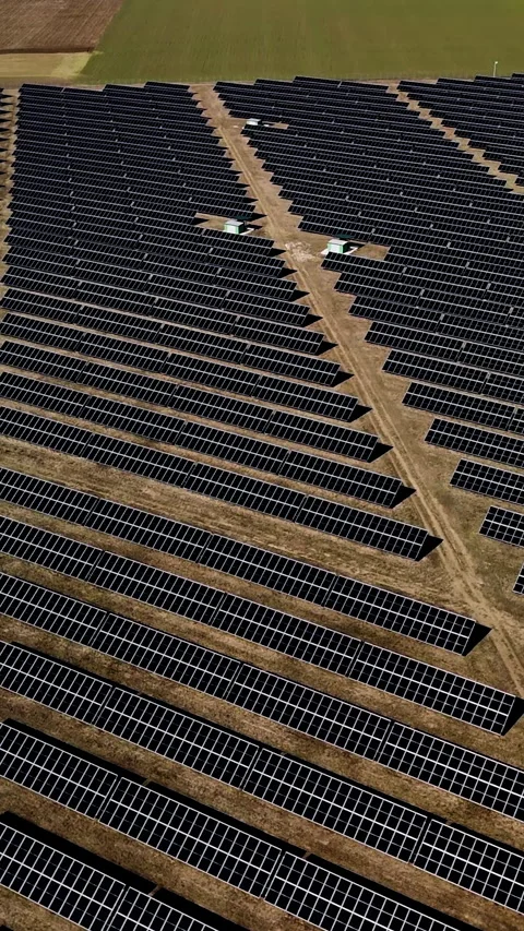 Aerial view of expansive solar panel installation on farmland, showcasing rows Video stock 338398484