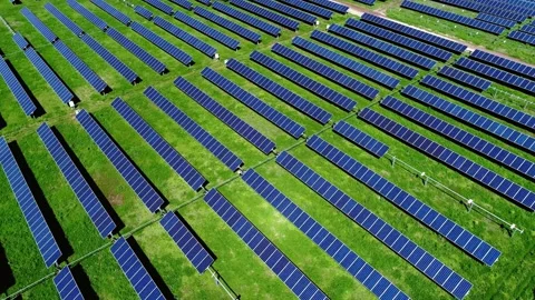 Aerial View of Extensive Solar Panel Farm Installation Vídeos de archivo 311725730