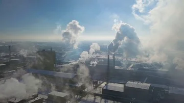 Aerial view of factory smoke stack - Oil refinery, petrochemical or chemical 動画素材 85662525