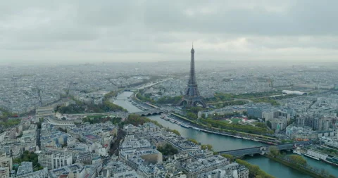 Aerial view of famous Eiffel Tower in Paris, France with morning cloud and fog. Vídeos de archivo 249092478