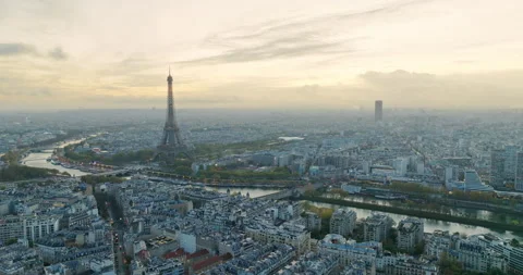 Aerial view of famous Eiffel Tower in Paris, France with morning cloud and fog. Vídeos de archivo 292867614
