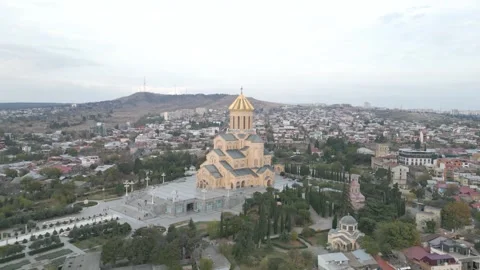 Aerial View from far for the Holy Trinity Cathedral Of Tbilisi Vidéo 258384344