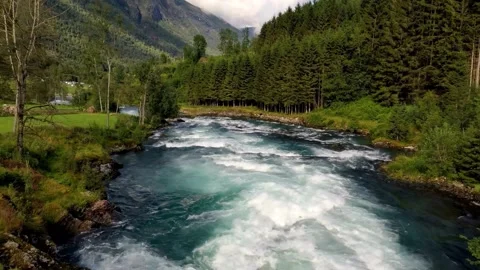 Aerial View of a Fast-Flowing River in a Mountain Valley Video stock 308281983