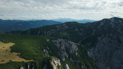 Aerial view of Feuerkogel limestone cliffs with Dachstein glacier in background Vídeos de archivo 344434968