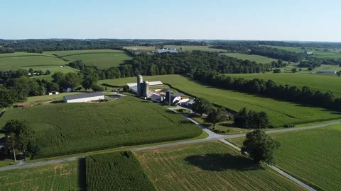 Aerial view of fields, barns and silos on farms in southeastern Pennsylvania Video stock 328440916