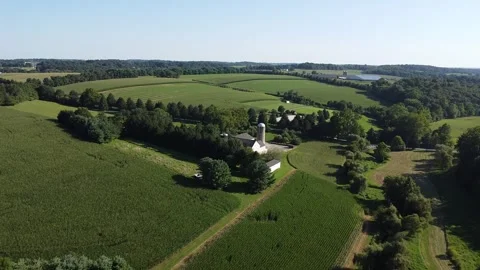 Aerial view of fields, barns and silos on farms in southeastern Pennsylvania Video stock 328440919