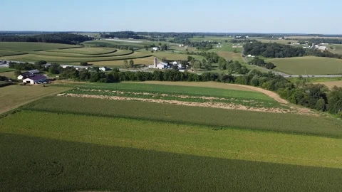 Aerial view of fields, barns and silos on farms in southeastern Pennsylvania Video stock 328440920