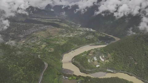Aerial view of the first bend of Nujiang River in Bingzhongluo, Yunnan china 스톡 동영상 307020479