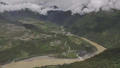Aerial view of the first bend of Nujiang River in Bingzhongluo, Yunnan china Stock-Footage 307021173