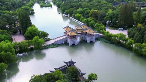 Aerial View of Five Pavilion Bridge in Yangzhou's Slender West Lake, Jiangsu Vídeo Stock 347630768