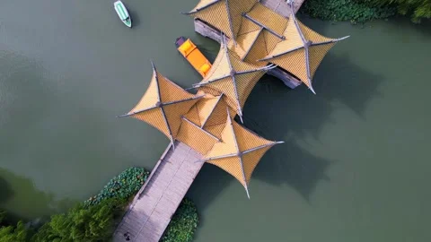 Aerial View of the Five-Pavilion Bridge in Yangzhou's Slender West Lake Vidéo 347630895