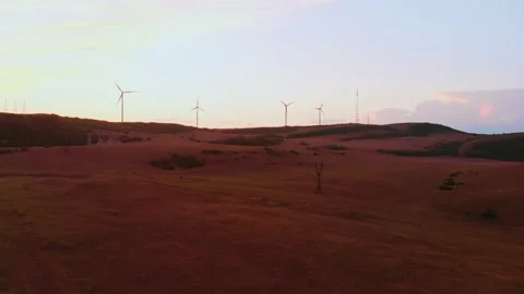 Aerial view five wind turbines standing in green field with beautiful sky bac Vídeos de archivo 212562292