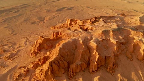 Aerial view of Flaming Cliffs in Bayanzag valley. Mongolia, Gobi desert Vídeo Stock 121217239