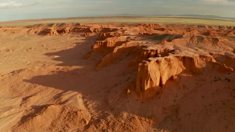 Aerial view of Flaming Cliffs in Bayanzag valley. Mongolia, Gobi desert Vidéo 131084931