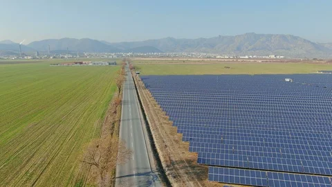 Aerial view, flight above solar panel photo voltaic power station. Vidéo 115183768