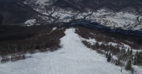 Aerial view: Flight along the ski slope, Transcerpathian, Ukraine. 4k. Proress Vídeos de archivo 166405176