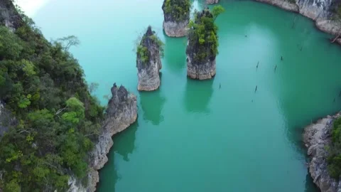 Aerial view, flight over Cheo lan lake. limestone cliff view. Stock Footage 139494081