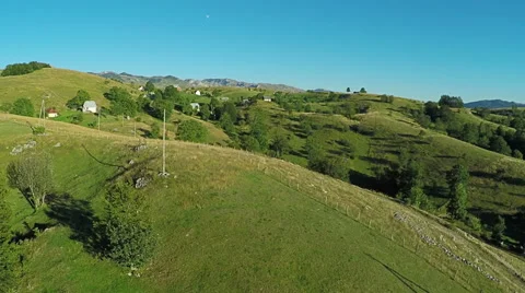 Aerial View, flight over green hills and countryside road and village houses 库存影片 67253681
