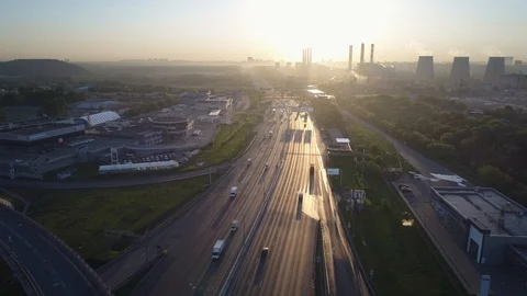 Aerial view. Flight over a huge highway of the Moscow ring road at dawn. Vídeo Stock 91543328
