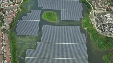 Aerial View of Floating Solar Farm Installation Generating Renewable Energy Stockbeeldmateriaal 337330891