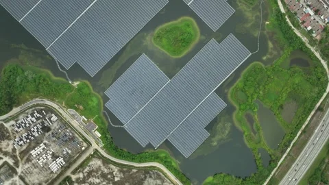 Aerial View of Floating Solar Farm Generating Renewable Energy Vidéo 337330892