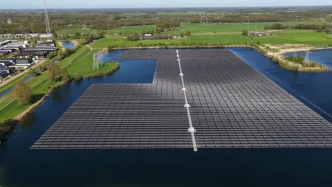 Aerial view of floating solar panel farm power plant 库存影片 334119790